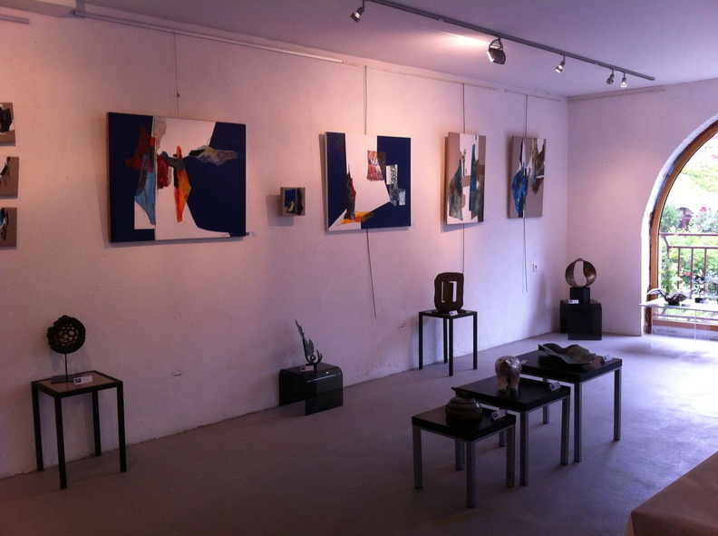 JADE (Jacqueline Legrand) et SIM (Simona Déprédurand) investissent l'espace Saint Antoine à Clisson pour y présenter leurs œuvres récentes : encres, peintures, collages, sculptures acier et raku. Clisson 7.JPG