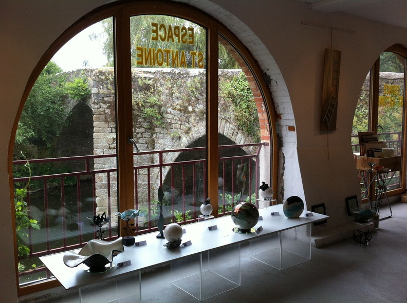 JADE (Jacqueline Legrand) et SIM (Simona Déprédurand) investissent l'espace Saint Antoine à Clisson pour y présenter leurs œuvres récentes : encres, peintures, collages, sculptures acier et raku. Clisson 8.JPG