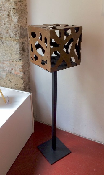 Terre cuite patine bronze
Haut. ~30cm (hors socle)
Cube.jpg